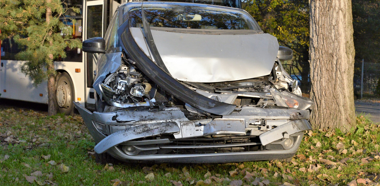W Nowym Chechle (gmina Świerklaniec) doszło do zderzenia samochodu osobowego z autobusem. Fot. Jarosław Myśliwski