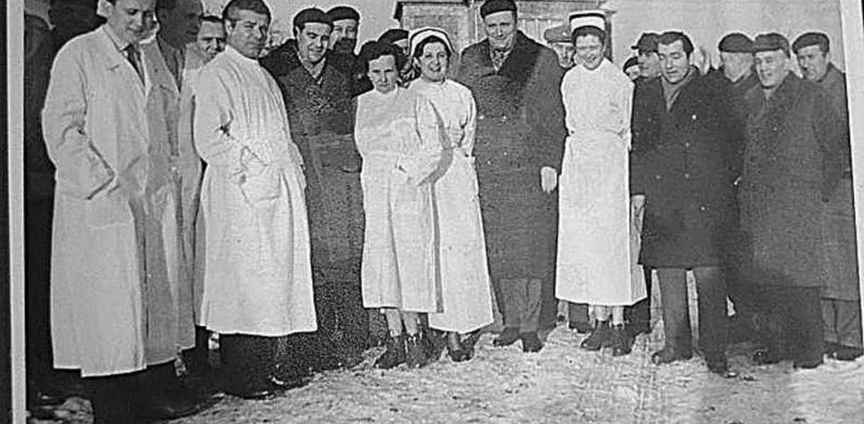 Zdjęcie z otwarcia izby porodowej w Miasteczku Śląskim, drugi od lewej doktor Jerzy Supernak. Fot. Z archiwum Beaty Supernak-Kowaluk