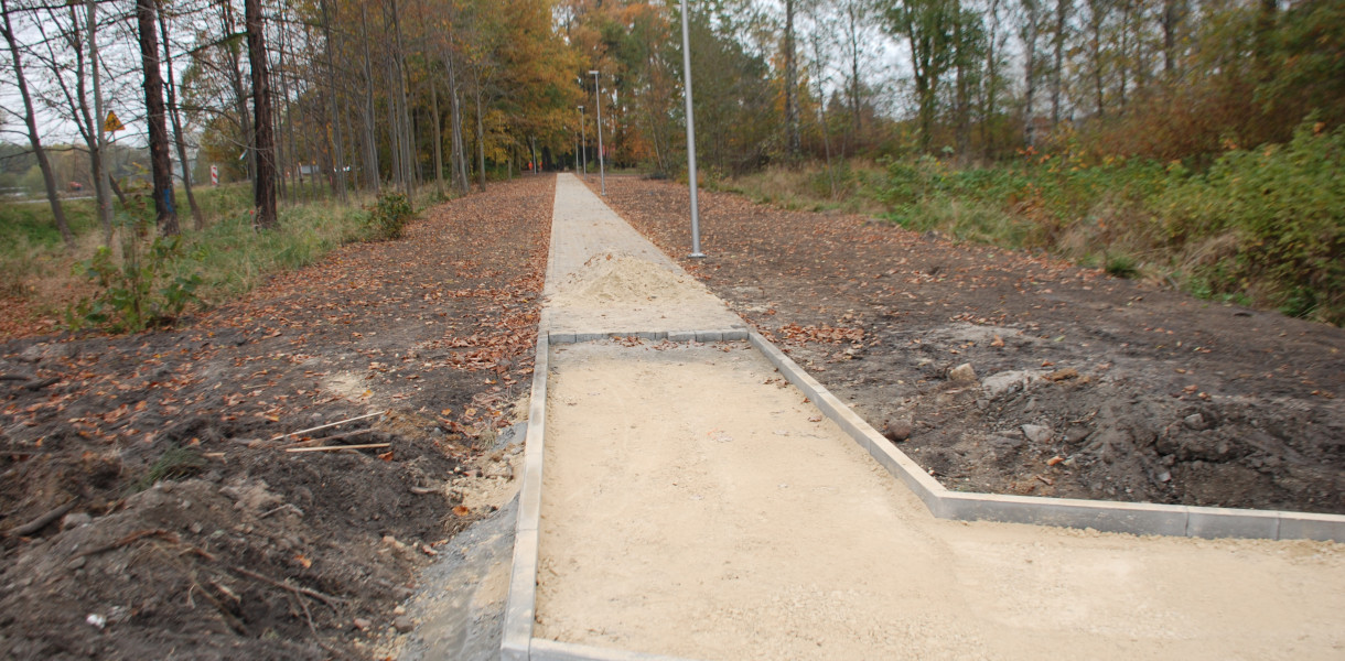 Powstaje chodnik, który posłuży nie tylko klientom sklepu. Fot. Agnieszka Reczkin