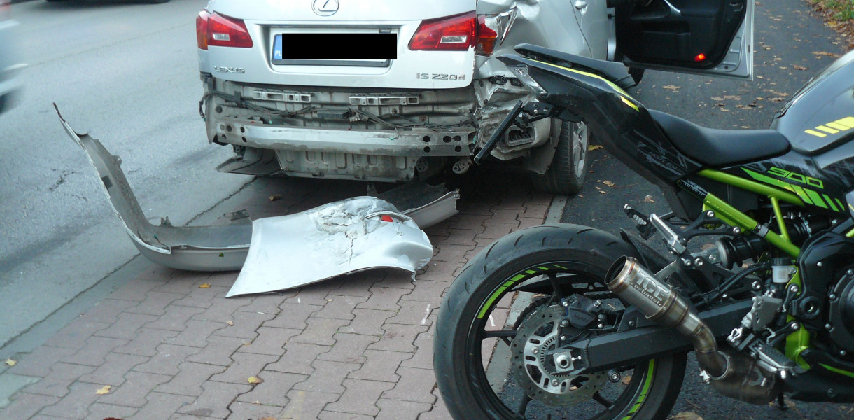 Tarnowskie Góry. Na ul. Opolskiej doszło do groźnego wypadku z udziałem motocyklisty. 26-latek został ranny, odwieziono go do szpitala. Fot. Agnieszka Reczkin