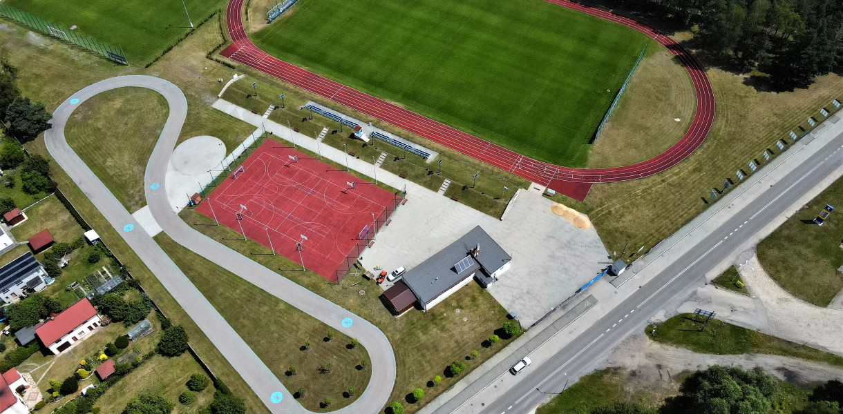 Kalety. Kalety sukcesywnie rozbudowują stadion sportowy. Powstały tu dodatkowe boiska i tor rolkowy. Dlatego potrzebne są dla dodatkowe pomieszczenia, obecny pawilon jest za ciasny. Fot. Jarosław Myśliwski