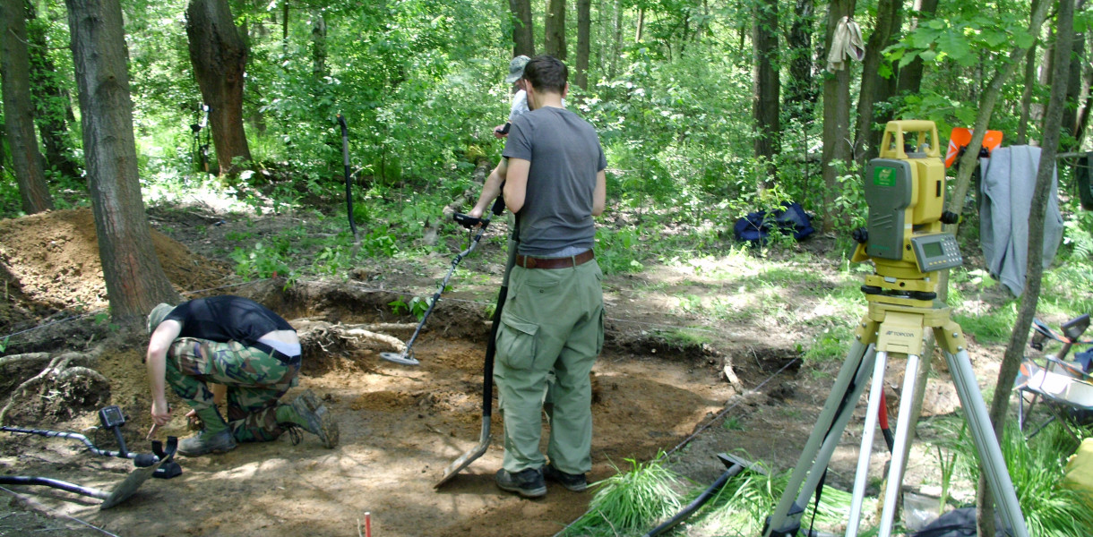 Przeczesano ok. 500 m kw. terenu. Badania nie były łatwe, bo w ziemi jest sporo tlenków żelaza, co zakłócało pracę detektora. Fot. Dzięki uprzejmości J. Święcickiego