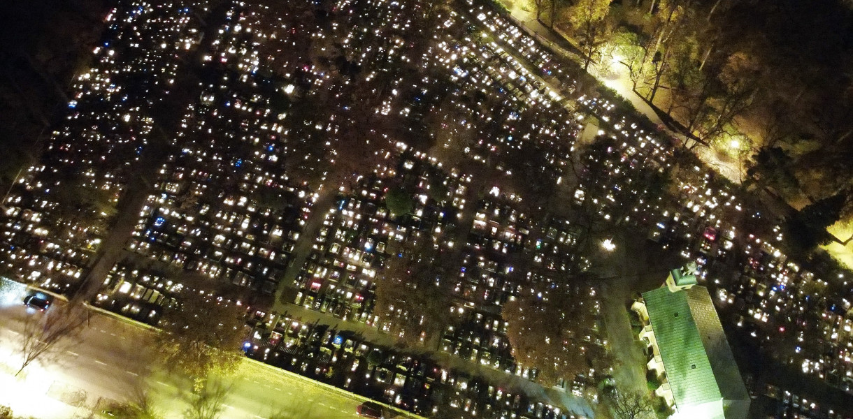 Tarnowskie Góry. Cmentarz św. Anny  w nocy przed świętem Wszystkich Świętych. Fot. Jarosław Myśliwski