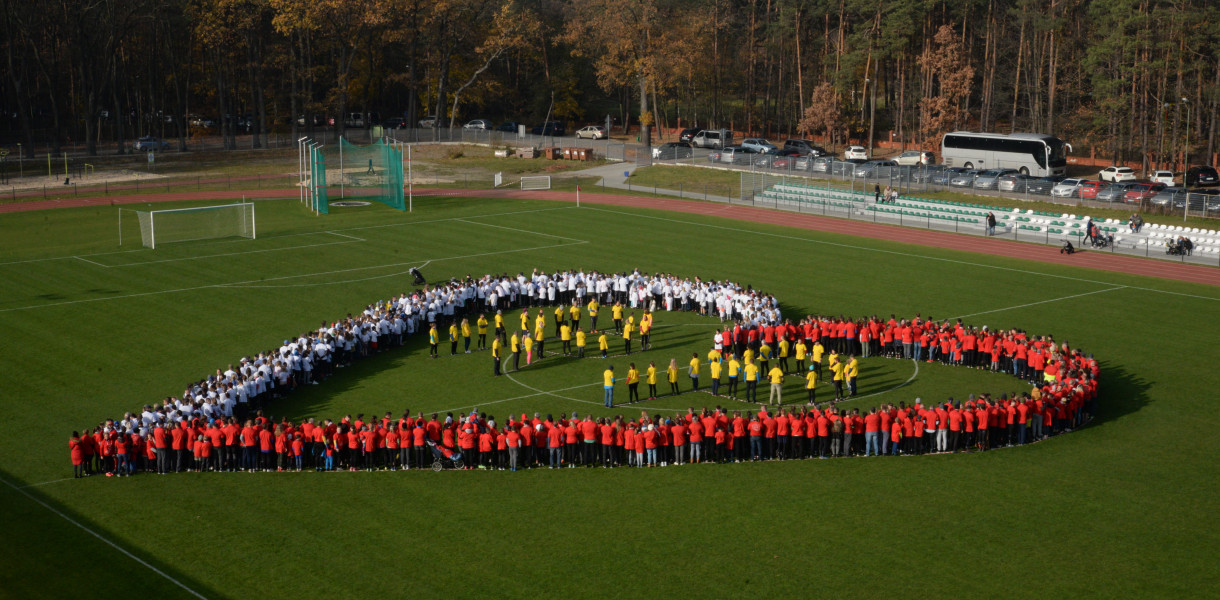 Uczestnicy Biegu Niepodległości w Lublińcu, nim wyruszą na trasę, ustawiają się w obraz. W 2019 r. było to biało-czerwone serce z literami RP w środku. Fot. Jarosław Myśliwski