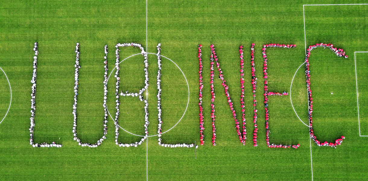 W Lublińcu w Święto Niepodległości odbył się Bieg Niepodległości. Tradycją biegu jest to, że zawodnicy ustawiają się w jakiś patriotyczny symbol lub napis. Fot. Jarosław Myśliwski