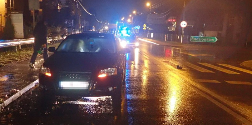 W Tarnowskich Górach na przejściu dla pieszych został potrącony mężczyzna. Do wypadku doszło dzisiaj, 16 listopada przed godz. 19 na ul. Korola w Bobrownikach Śląskich. Fot. Policja Tarnowskie Góry