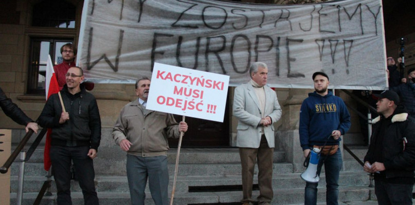Poszło m.in. o ten plakat, z którym Zenon Lis pojawia się na różnych protestach, także w Tarnowskich Górach. Na tym zdjęciu akurat go nie trzyma, stoi po prawej stronie. fot. Archiwum Gwarka