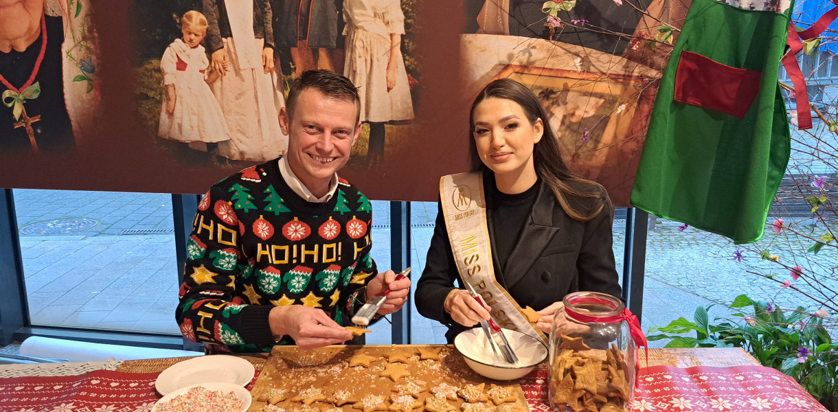 Dzieło Świętego Mikołaja. W pakowaniu prezentów pomogła Miss Polski Magdalena Kasiborska. 