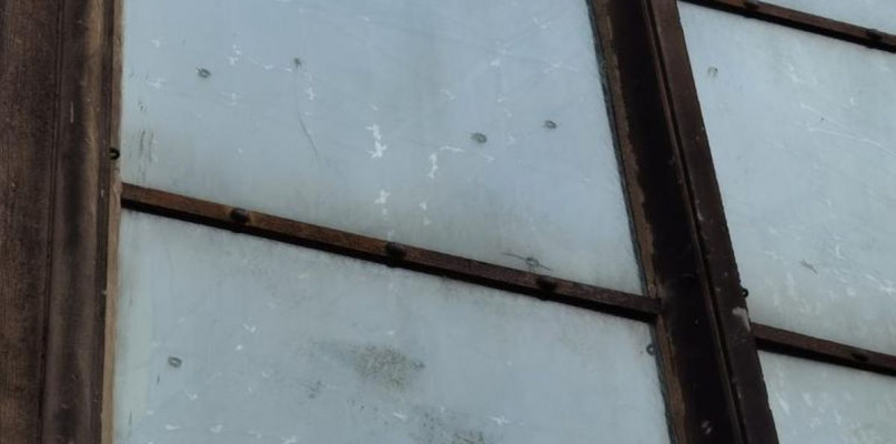 Uszkodzone okna kościoła. Fot. FB Park w Świerklańcu