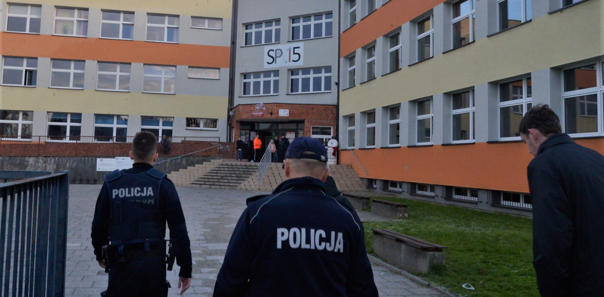 Dzisiaj ewakuowano uczniów i pracowników Szkoły Podstawowej nr 15 w Tarnowskich Górach. W budynku unosiła się drażniąca substancja. Fot. Jarosław Myśliwski