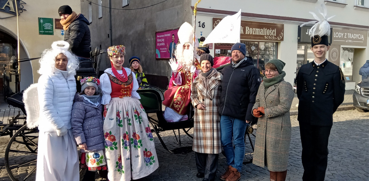 Tarnowskie Góry. Św. Mikołaj (Łukasz Wylężek) na rynku. Fot. Jarosław Myśliwski