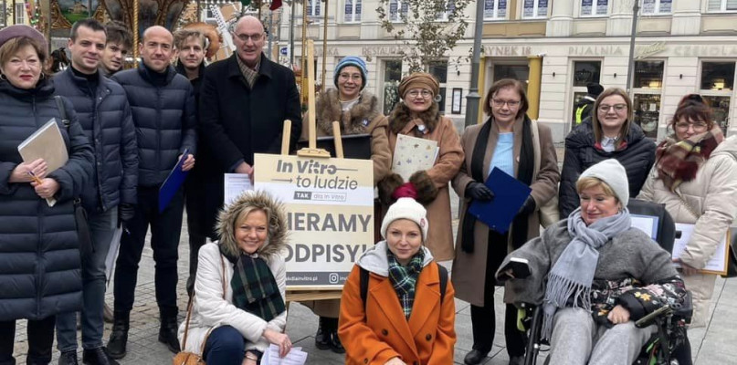 Podpisy były już zbierane w Katowicach i w Gliwicach. Fot. www.facebook.com/RosaMonikaAnna/