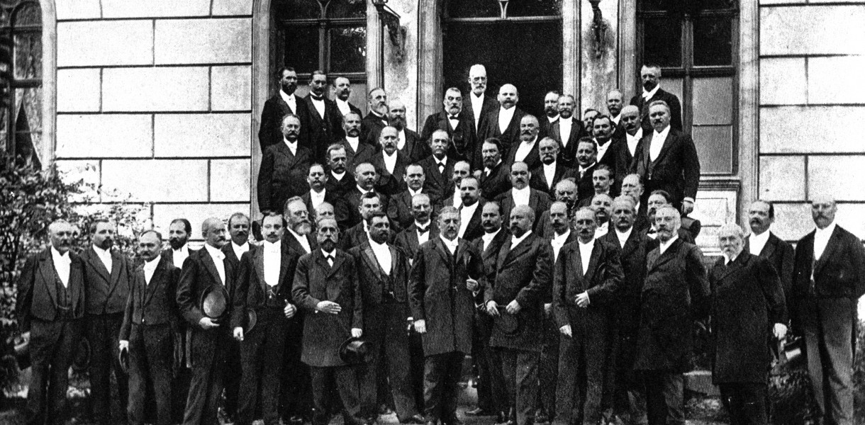 Członkowie loży wolnomularskiej św. Jana Srebrna Skała przed nieistniejącą już siedzibą (obecnie na jej miejscu jest budynek Tarnogórskiego Centrum Kultury). Fot. Archiwum Biblioteki Śląskie