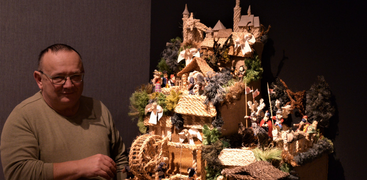 Jan Drechsler przy najbardziej rozbudowanej, kilkupoziomowej szopce, którą można oglądać w Muzeum w Tarnowskich Górach. Fot. Jarosław Myśliwski 