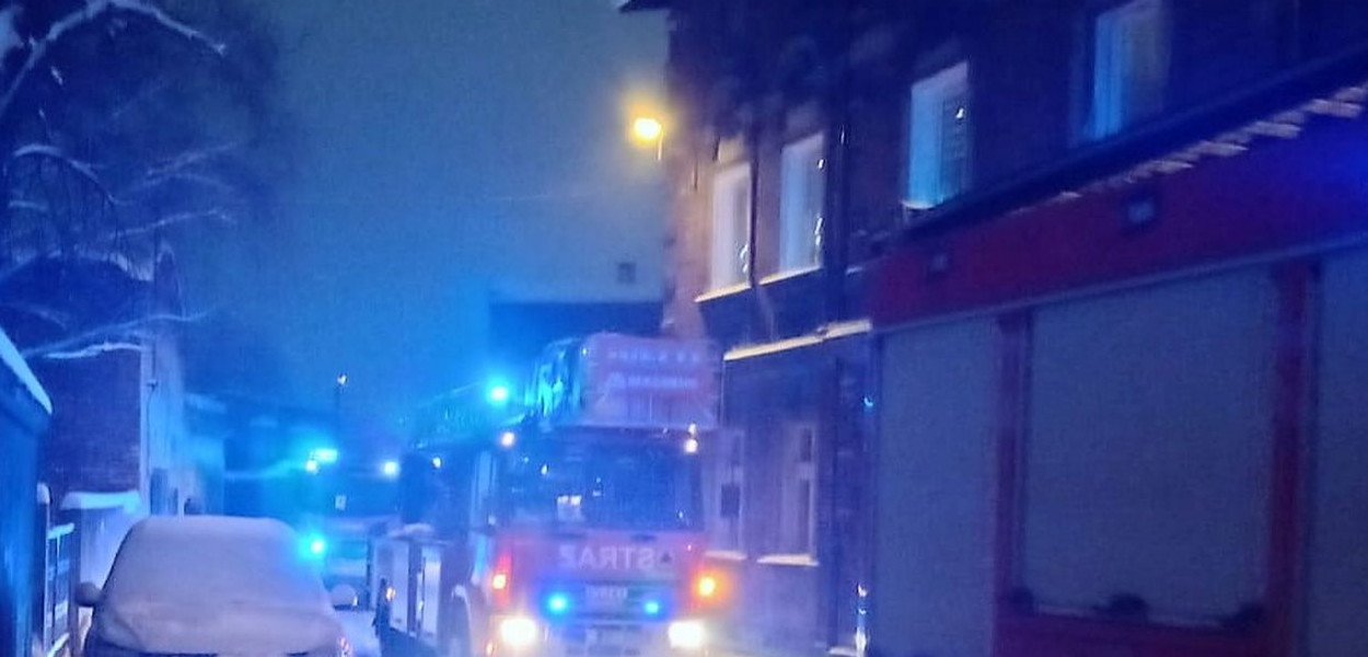 Wrzucił pierzynę do pieca. Przestraszeni dymem sąsiedzi wezwali straż. Fot. Marcin Grunt