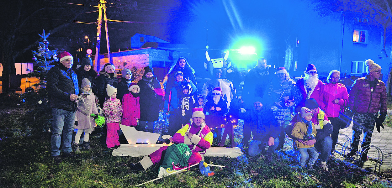 Wspólne strojenie choinki w Bobrownikach Śląskich rok temu. Fot. Archiwum Gwarka 