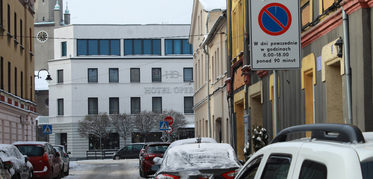 Po parkanizerze pozostały znaki drogowe. Fot. Martyna Kandora 