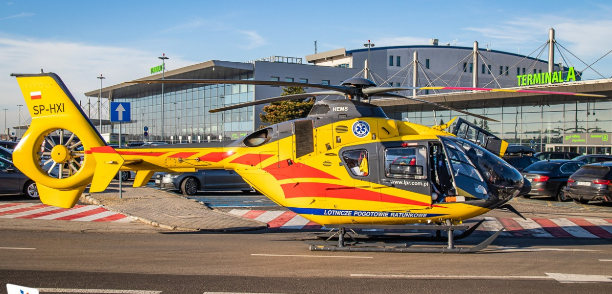 Na miejsce wezwano zespół Lotniczego Pogotowia Ratunkowego - pilot wylądował na parkingu przed terminalami. Fot. Piotr Adamczyk/Katowice Airport