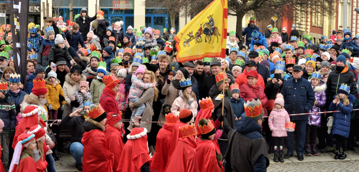 Orszak Trzech Króli dotarł na rynek w Tarnowskich Górach. Fot. Jarosław Myśliwski 