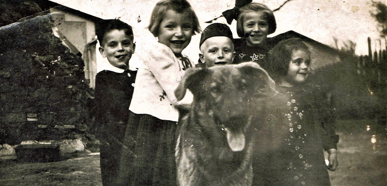 W Tarnowskich Górach grupa uczniów i studentów prowadzi projekt Żywe Archiwa. Chcą ocalić od zapomnienia rodzinne historie i zapobiec zniszczeniu starych fotografii. Ta została wykonana w Piekarach Rudnych w czasie II wojny światowej.