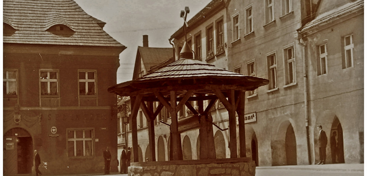 Zrekonstruowana studnia miejska na Rynku w Tarnowskich Górach. Zbudowano ją w 1960 r. z inicjatywy Stowarzyszenia Miłośników Ziemi Tarnogórskiej. Fot. Jan Joszko, archiwum SMZT