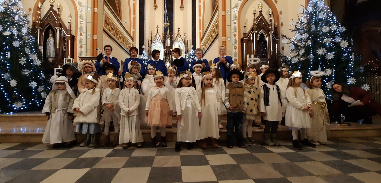 Chór Angelus i przedszkolaki. Fot. Archiwum prywatne 