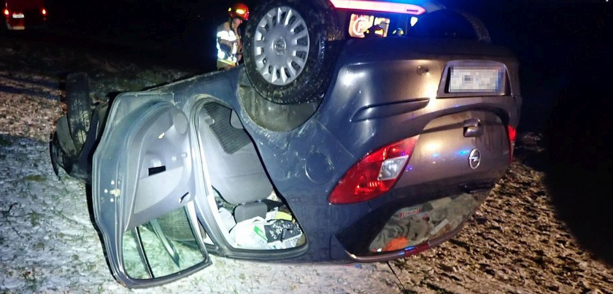 On dachował, ona wjechała w płot. Policja z Tarnowskich Gór apeluje. Fot. Policja Tarnowskie Góry