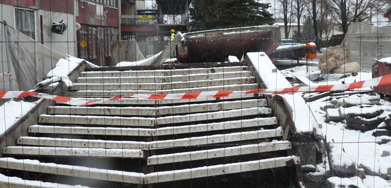 Tarnowskie Góry, Osada Jana. Trwa rozbiórka schodów z estakadą. Fot. Agnieszka Reczkin