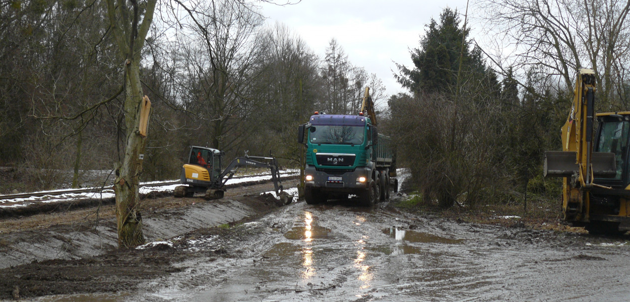 Tarnowskie Góry. Budowa drogi rowerowej przy torach kolei wąskotorowej, okolice parku Piny. Fot. Agnieszka Reczkin