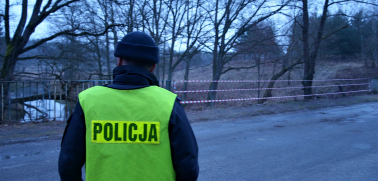 W Potępie doszło do tragicznego wypadku. Samochód osobowy sforsował barierki i wpadł do Malej Panwi. Zginęło dwóch młodych mężczyzn. Fot. Jarosław Myśliwski 