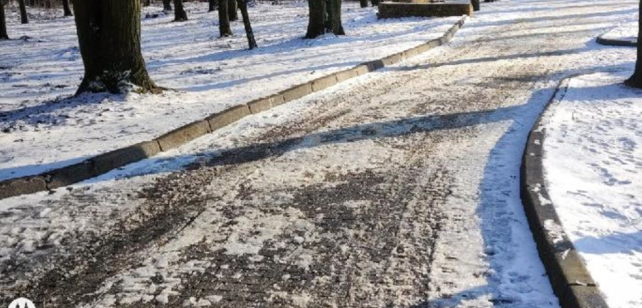 Gdy ścisnął mróz, droga zmieniła się w lodowisko. Fot. Archiwum czytelnika