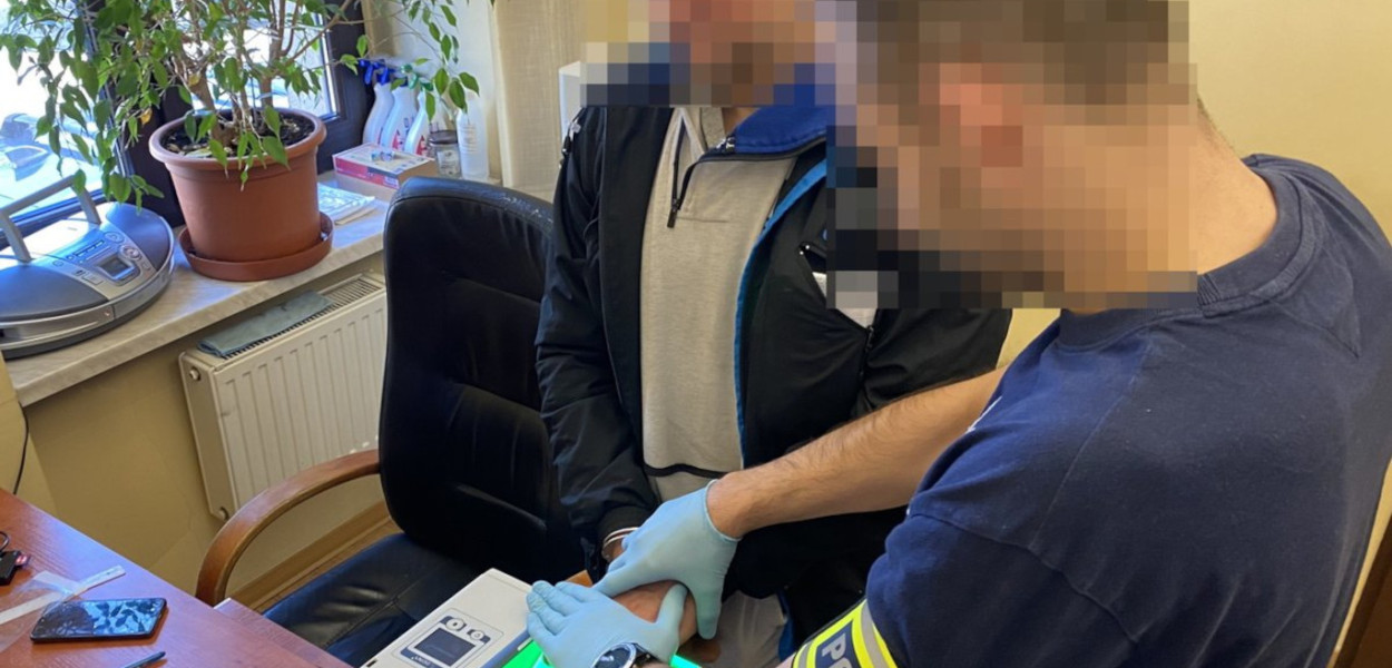 Dyżurny jednostki odebrał zgłoszenie, że zakapturzony mężczyzna prawdopodobnie zamierza się włamać do garażu. Fot. Policja Tarnowskie Góry