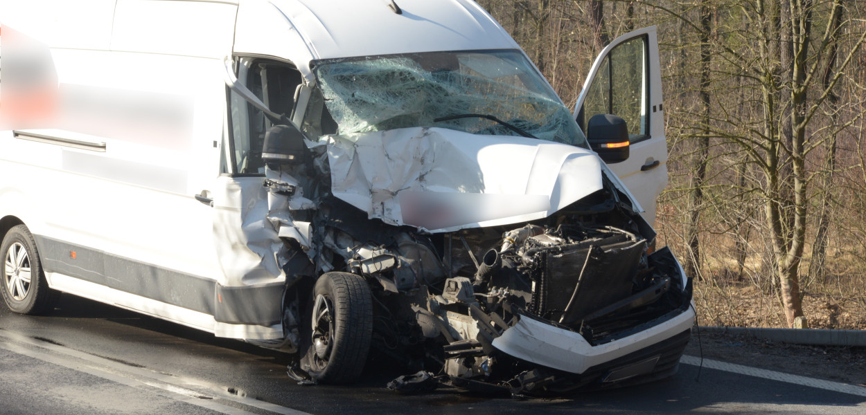 Świerklaniec. Krok od tragedii. Wjechał w ciężarówkę przewożącą butle z gazem. Fot. Jarosław Myśliwski