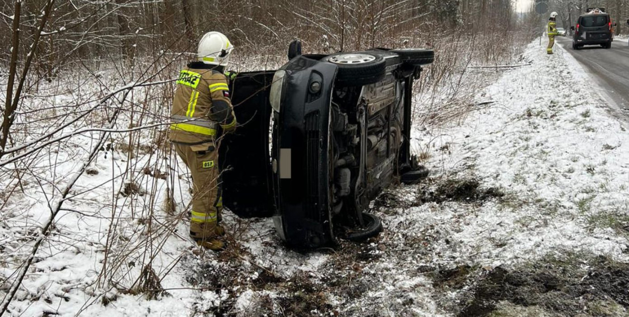 Ford przewrócił się na bok. Fot. OSP Tworóg