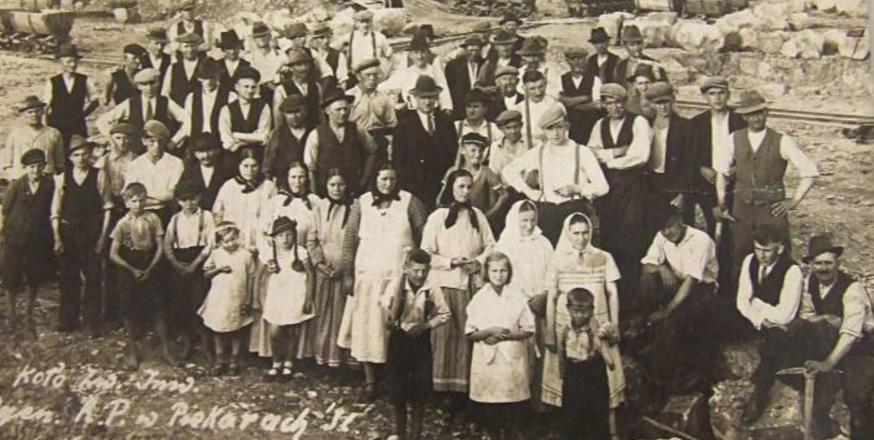 Budowa kopca. Przy pracy Koło Inwalidów w Piekarach Śląskich