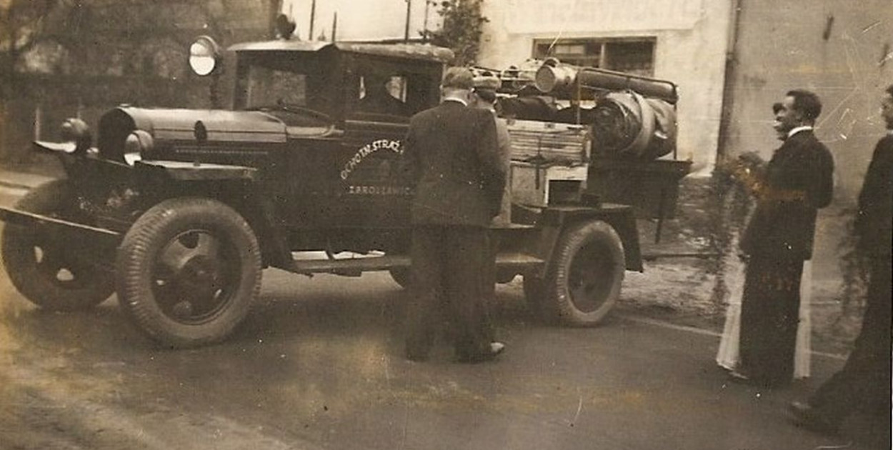 Strażacy pożyczali konie z pobliskiego gospodarstwa rolnego