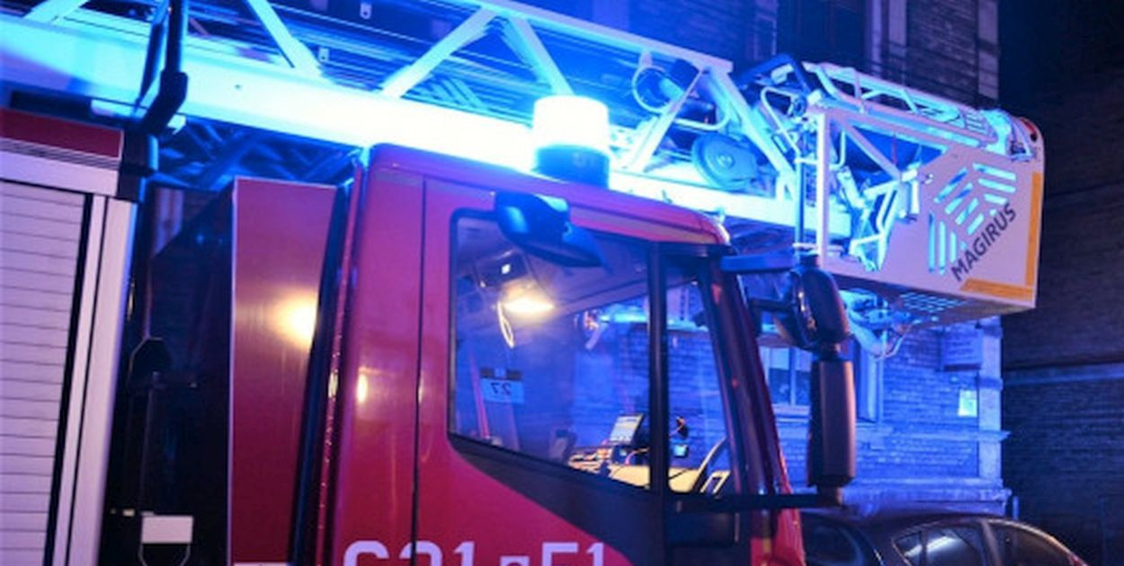 Z sąsiadką nie ma kontaktu, a z jej mieszkania leje się woda. Wezwano straż. Zdjęcie poglądowe. Fot. Gwarek