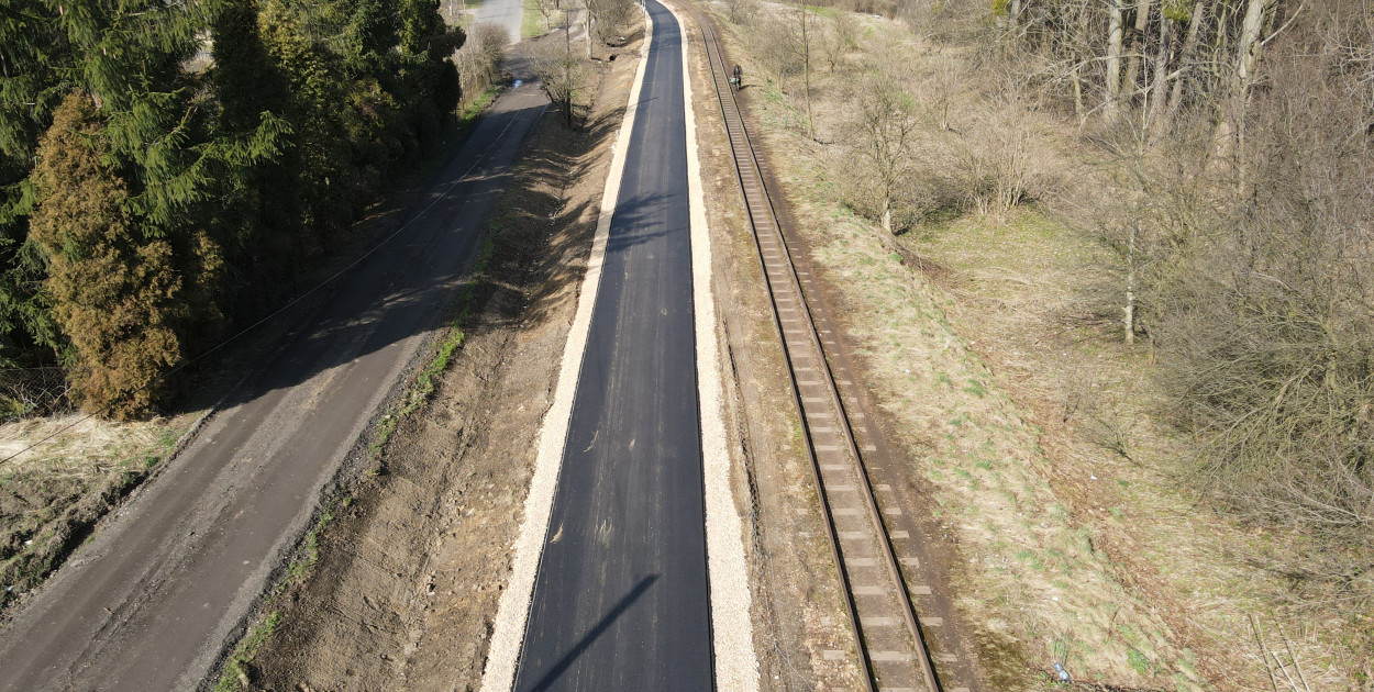 Tarnowskie Góry. Asfaltują drogę rowerową przy parku Piny. Fot. Jarosław Myśliwski