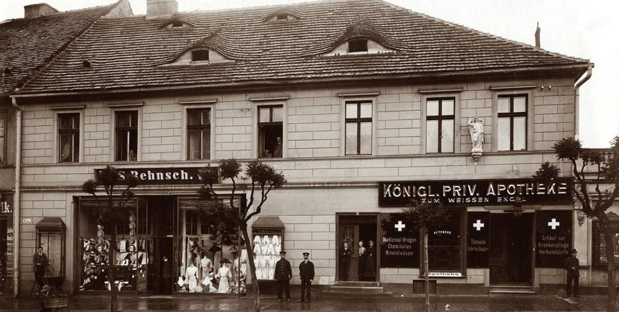 Dom Cochlera, w którym jeszcze do niedawna działała apteka. Autorstwa Nieznany - fotopolska.eu, Domena publiczna, https://commons.wikimedia.org/w/index.php?curid=80290446