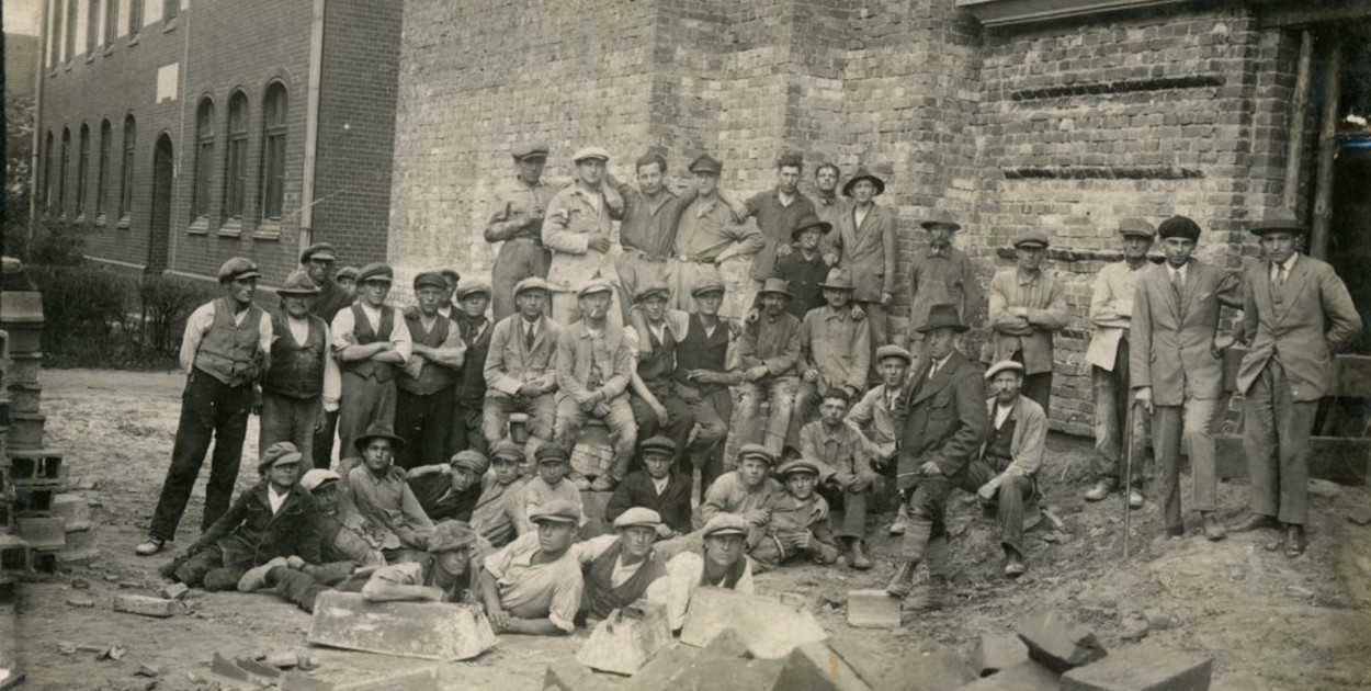 Grupa robotników przed budowanym nowym gmachem Państwowego Gimnazjum Żeńskiego im. Jana Sobieskiego (obecnie I LO im. Stefanii Sempołowskiej) w Tarnowskich Górach, 1930 rok