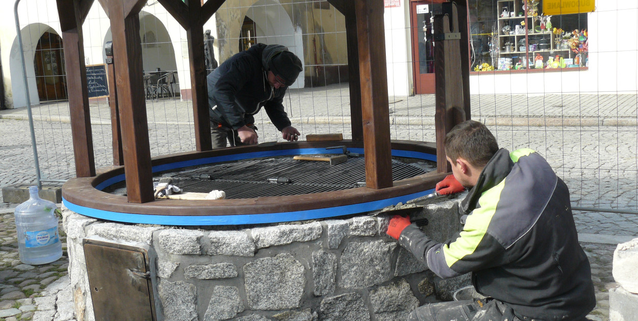 Odnowiona studnia na rynku w Tarnowskich Górach. Fot. Agnieszka Reczkin