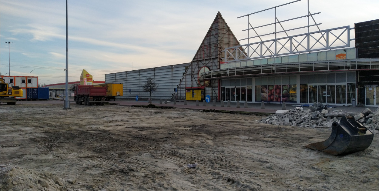 Rozpoczęła się rozbiórka hali po dawnym markecie Tesco w Bytomiu, przy ul Chorzowskiej. Nowym właścicielem terenu jest firma, która kupiła budynki po Tesco na ul. Zagórskiej. Fot. Elżbieta Kulińska