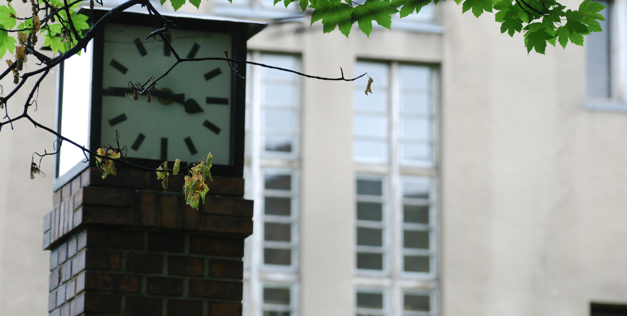 Nie tylko budynek szkoły jest ciekawy, ale również jego otoczenie. Przed gmachem od lat stoi stary zegar. Fot. Jarosław Myśliwski