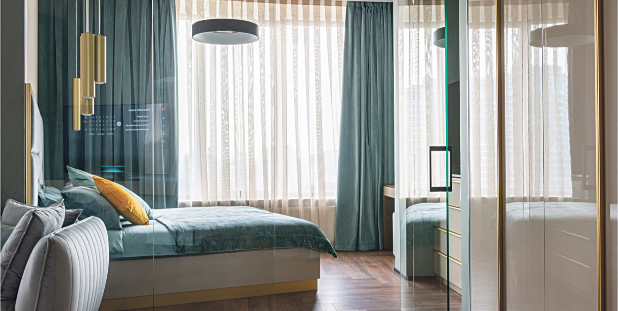 Przeszklone, czarne, ukryte w ścianie. Drzwi zmieniają charakter wnętrz