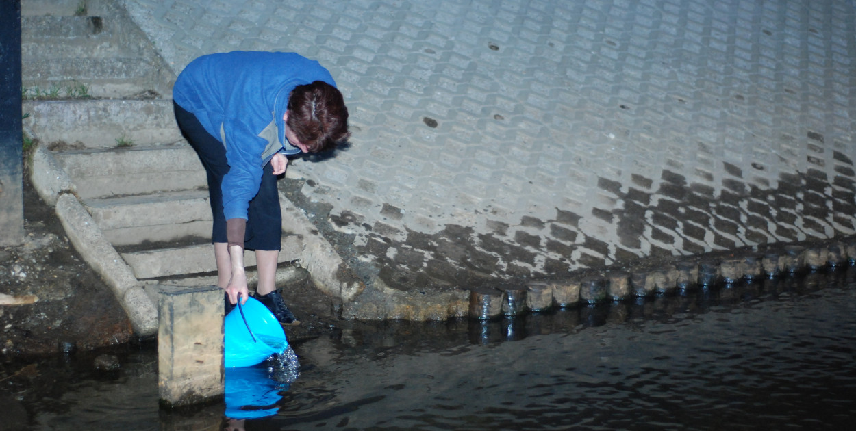 Symboliczne obmywanie ciała w rzece w Wielki Piątek. W Brynicy robią to zarówno seniorzy, jak i młodzi ludzie oraz dzieci. Fot. Hanna Kampa 