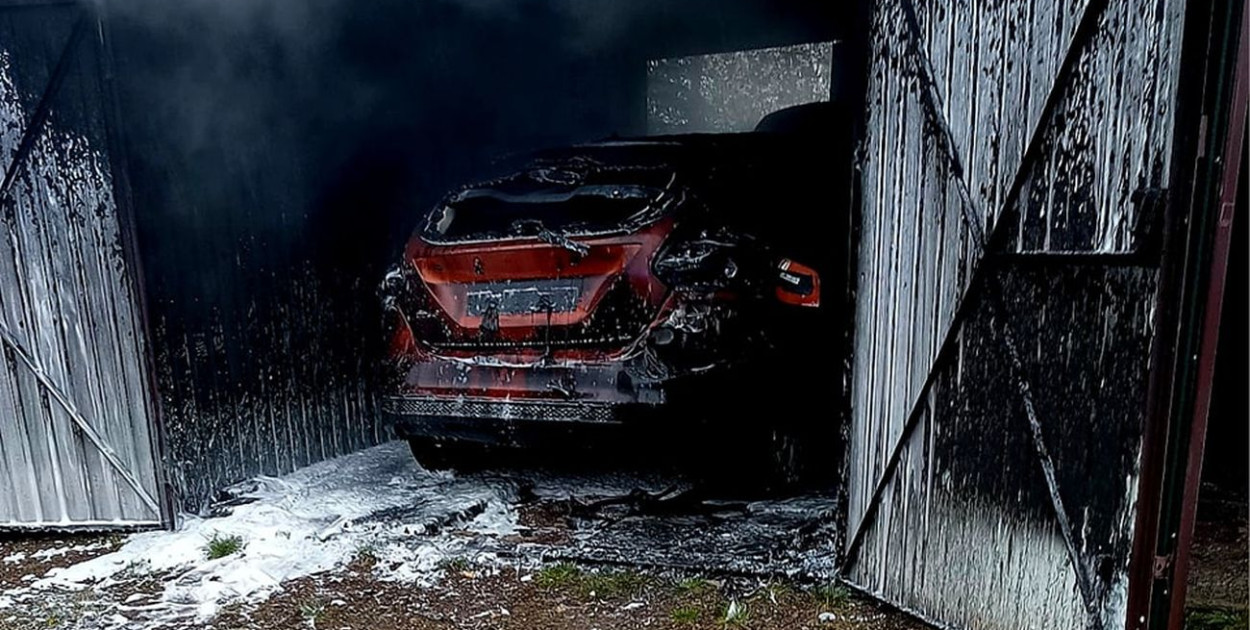 Pożar na osiedlu Przyjaźń. Fot. OSP Florian Strzybnica