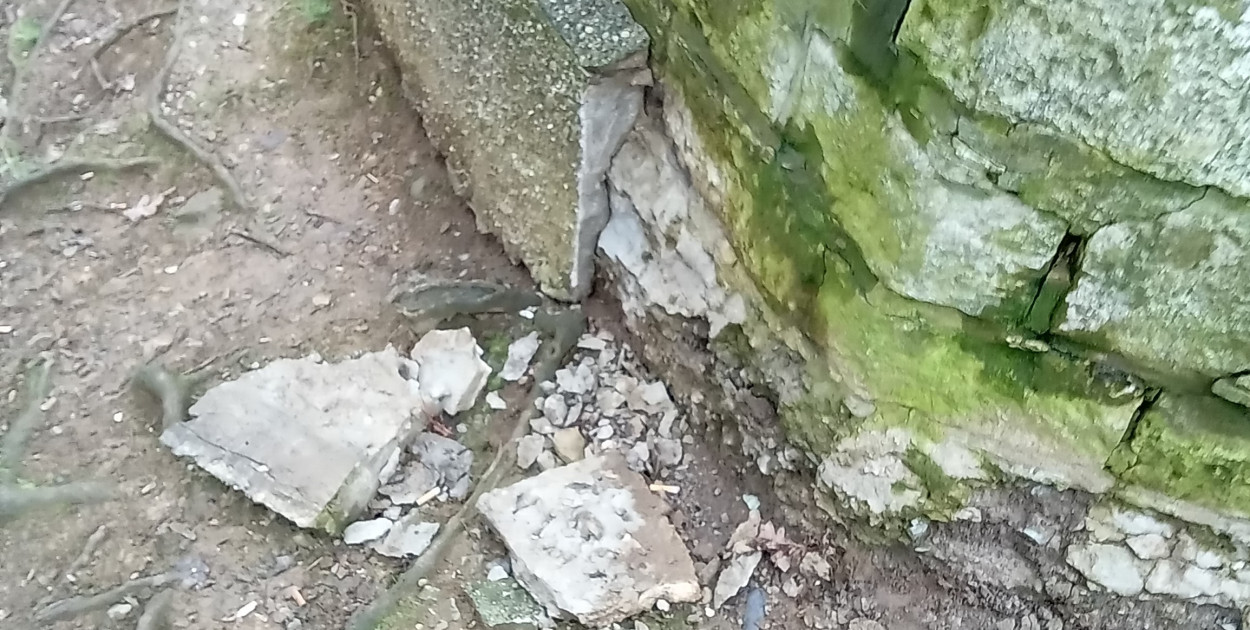 Z podmurówki płatami odpada tynk. Fot. Archiwum czytelnika