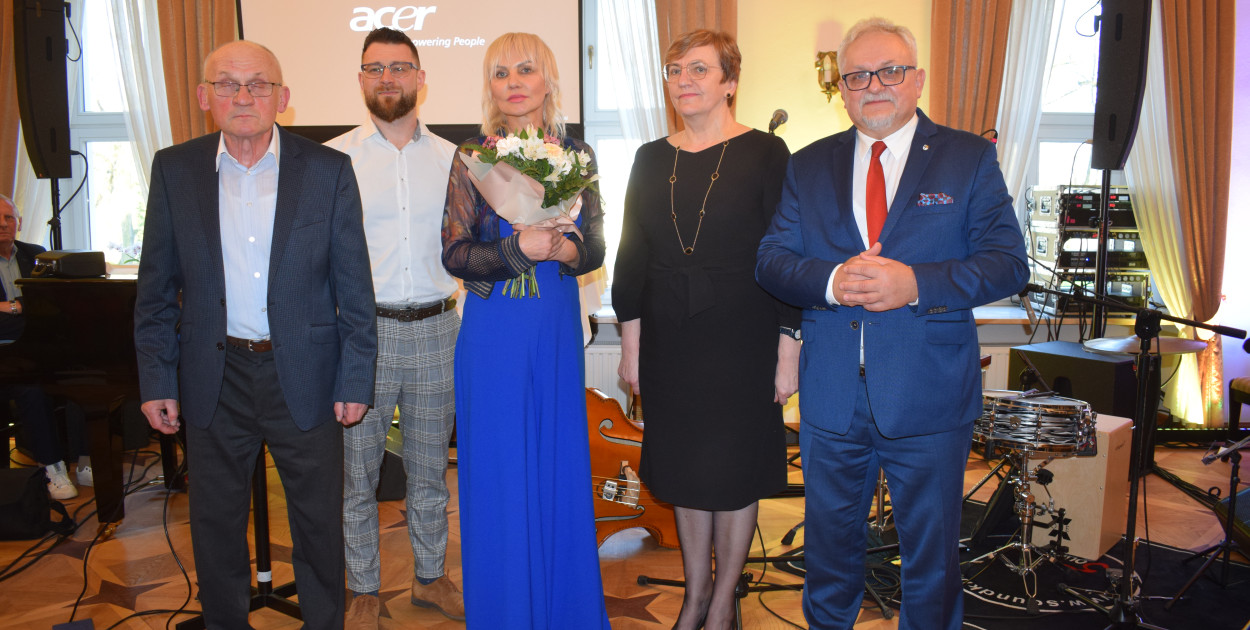 Laureaci nagrody: Alek Wojtacha, Marek Wrona i Ewa Wyskoczyl oraz Krystyna Kosmala, starosta tarnogórski i burmistrz Arkadiusz Czech