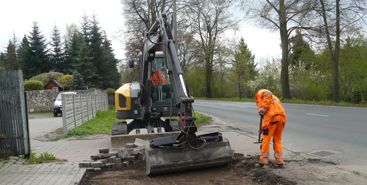 Prace przy budowie ścieżki pieszo-rowerowej przy ul. Bytomskiej.Fot. Agnieszka Reczkin