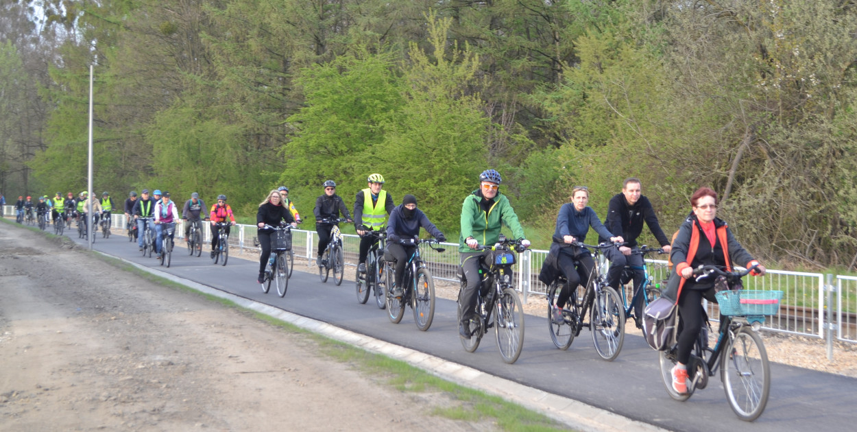 Masa krytyczna rusza w trasę. Tym razem fragment prowadzi nową drogą rowerową. Fot. Jacek Tarski 